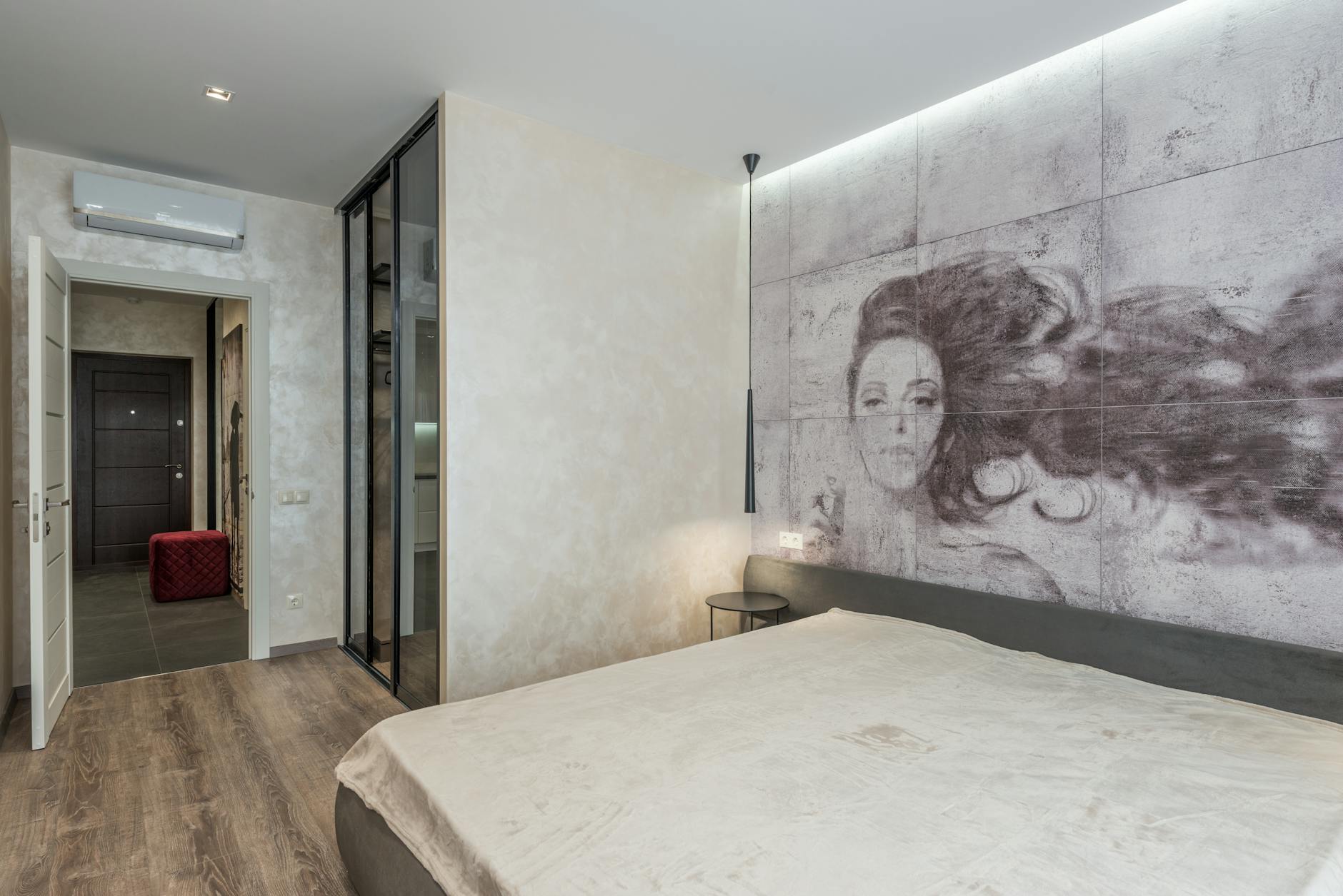 Nowoczesna sypialnia z łóżkiem, lustrzaną szafą i ścianą w efektowny wzór