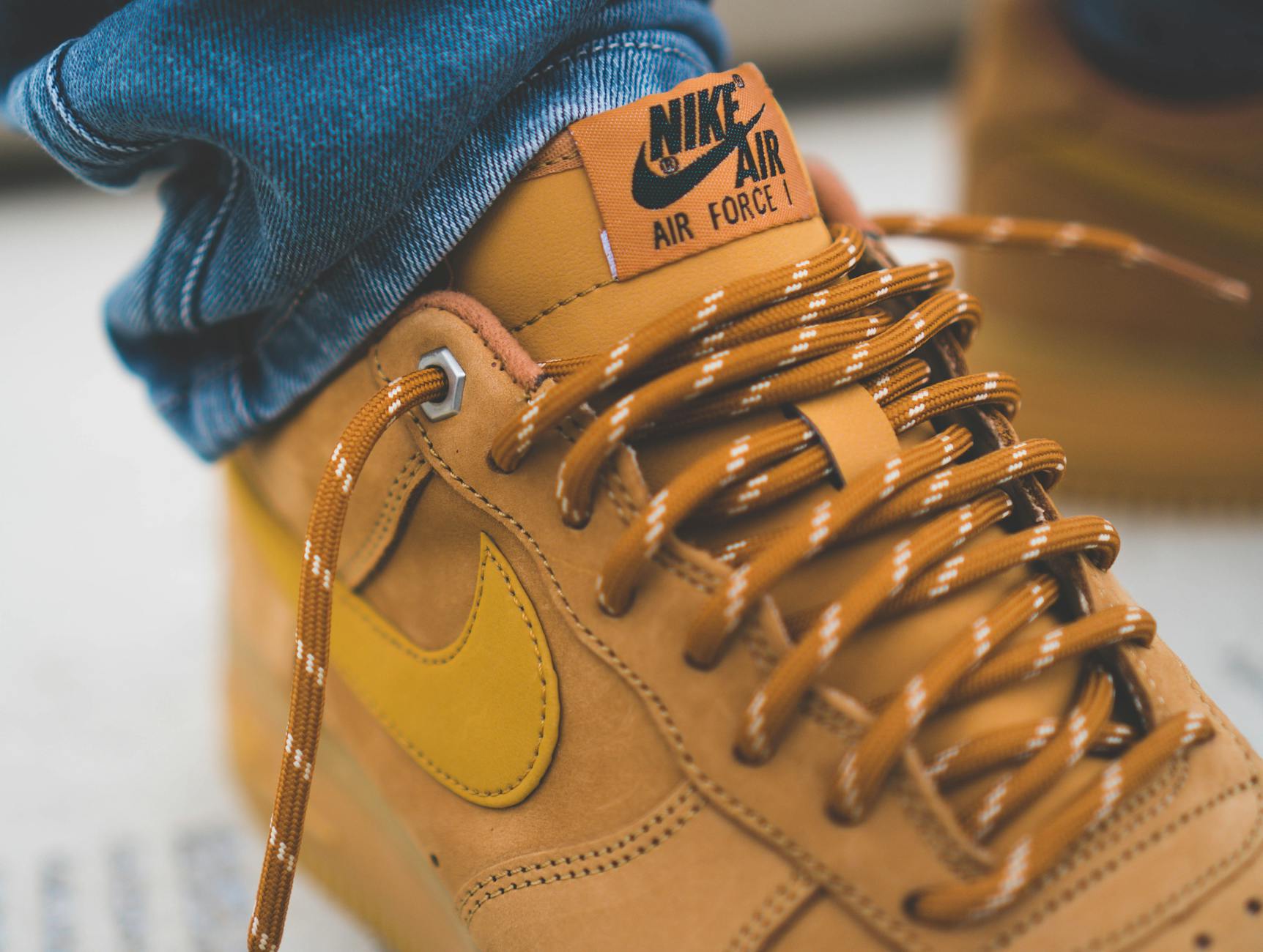 Brązowe sneakersy Nike Air Force 1 z wyraźnymi sznurówkami z bliska Brązowe sneakersy Nike Air Force 1 z wyraźnymi sznurówkami z bliska