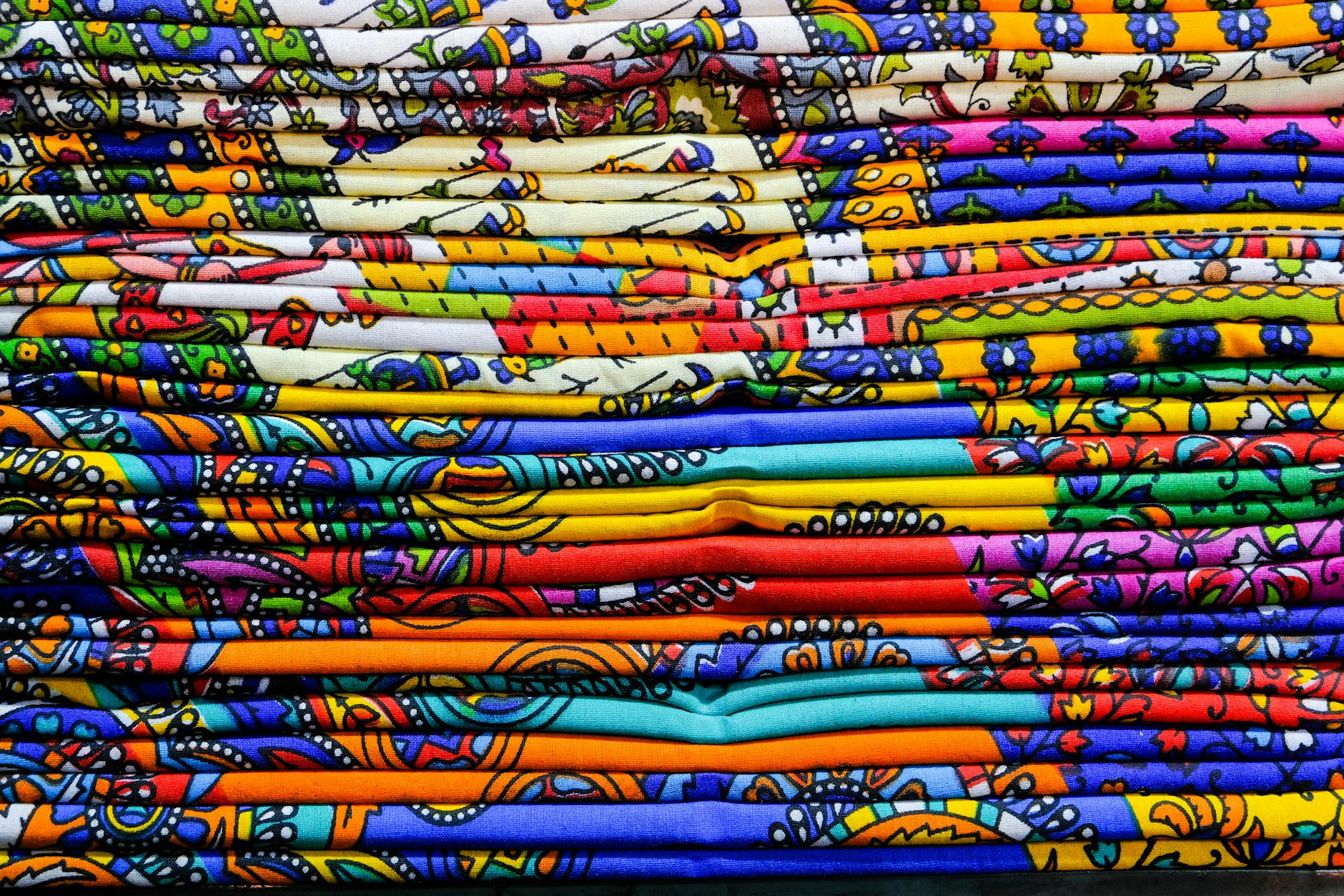 Dlaczego ten sam nadruk wygląda inaczej na różnych materiałach i jak to wykorzystać w stylizacjach Kolorowe indyjskie tkaniny z tradycyjnymi wzorami w Jaipur z bliska