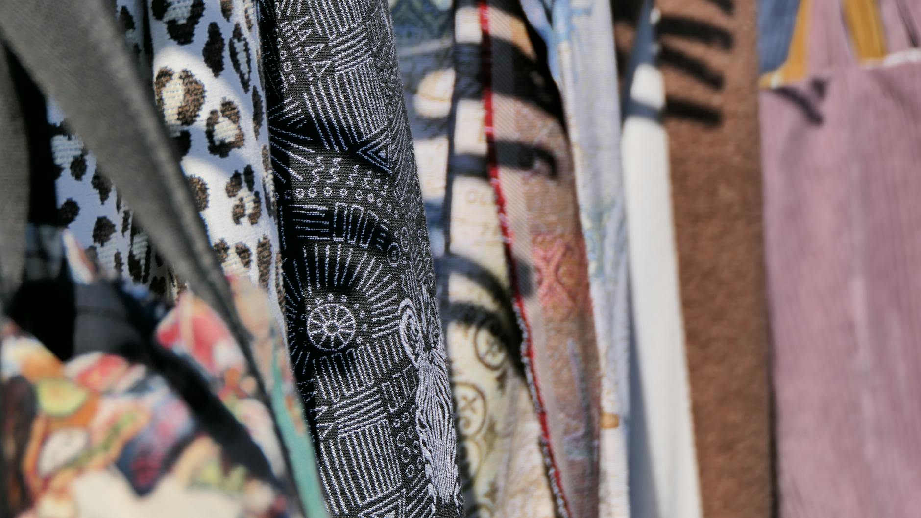 Kolorowe tkaniny o różnych wzorach wiszące obok siebie