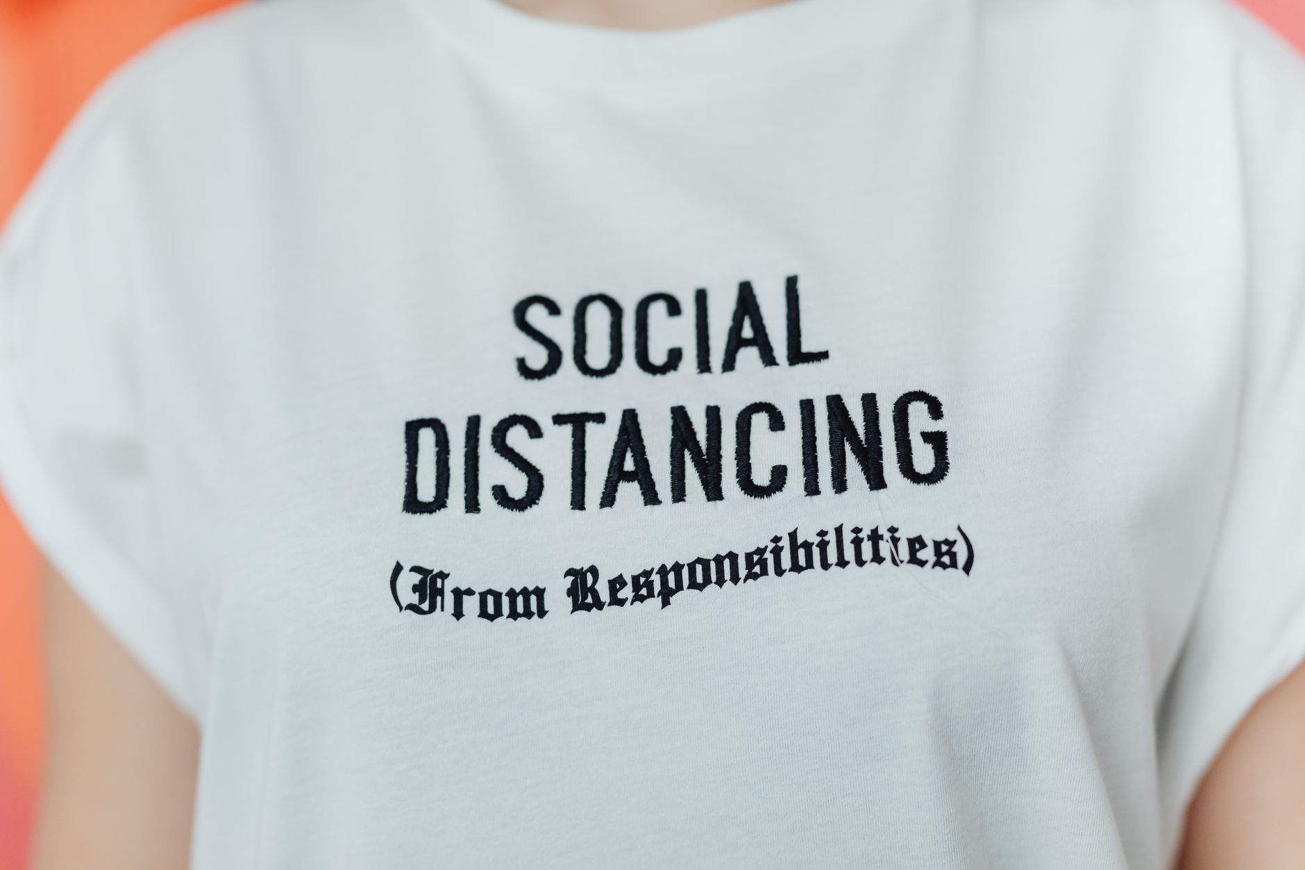 Zbliżenie białej koszulki z czarnym haftem Social Distancing